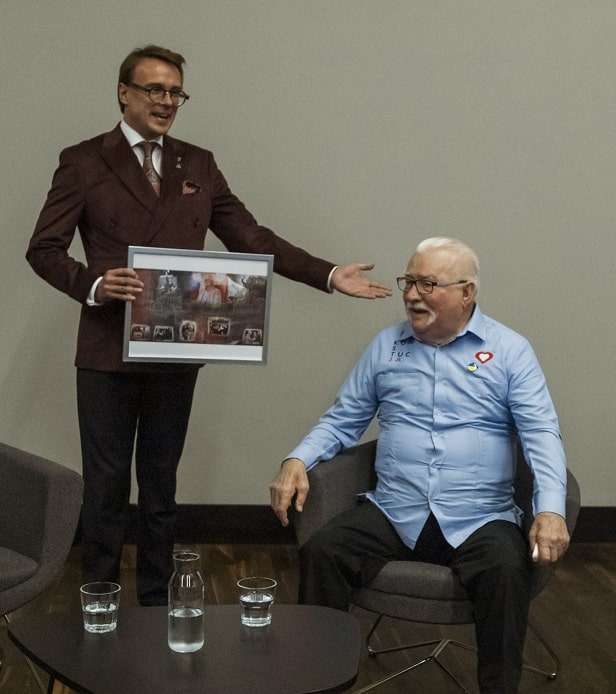 Dominik Górny jako prowadzący spotkanie z Lechem Wałęsą, laureatem Nagrody Nobla, b. Prezydentem RP