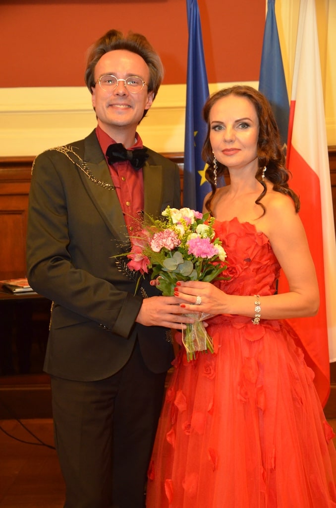 Z Justyną Reczeniedi, solistką Polskiej Opery Królewskiej (prawykonanie „Pieśni Romskich” do słów Dominika Górnego i muzyki Artura Banaszkiewicza)