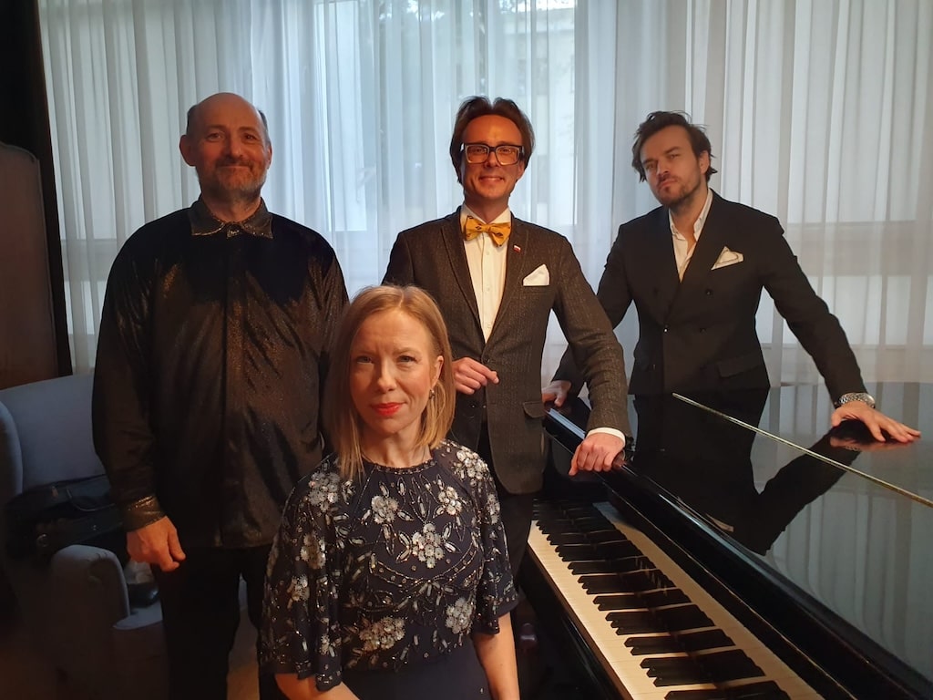 Wieczór prawykonania koncertowego pieśni z płyty „Sztuka kochania…” (od prawej: Dionizy W. Płaczkowski, tenor; Dominik Górny, autor słów; Julia Ziembińska, harfa; Artur Banaszkiewicz, kompozytor)